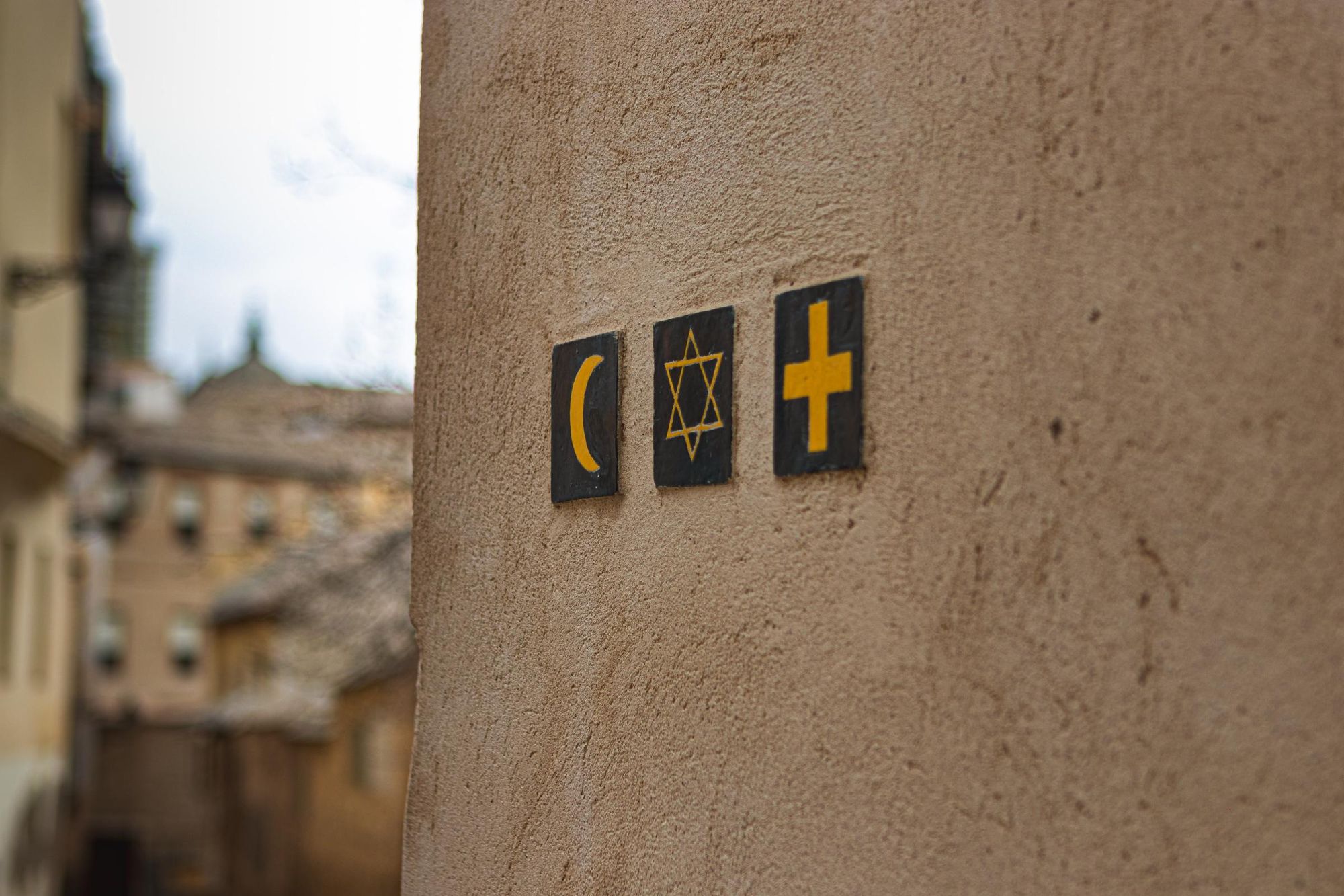 Un muro con símbolos de diferentes religiones.
