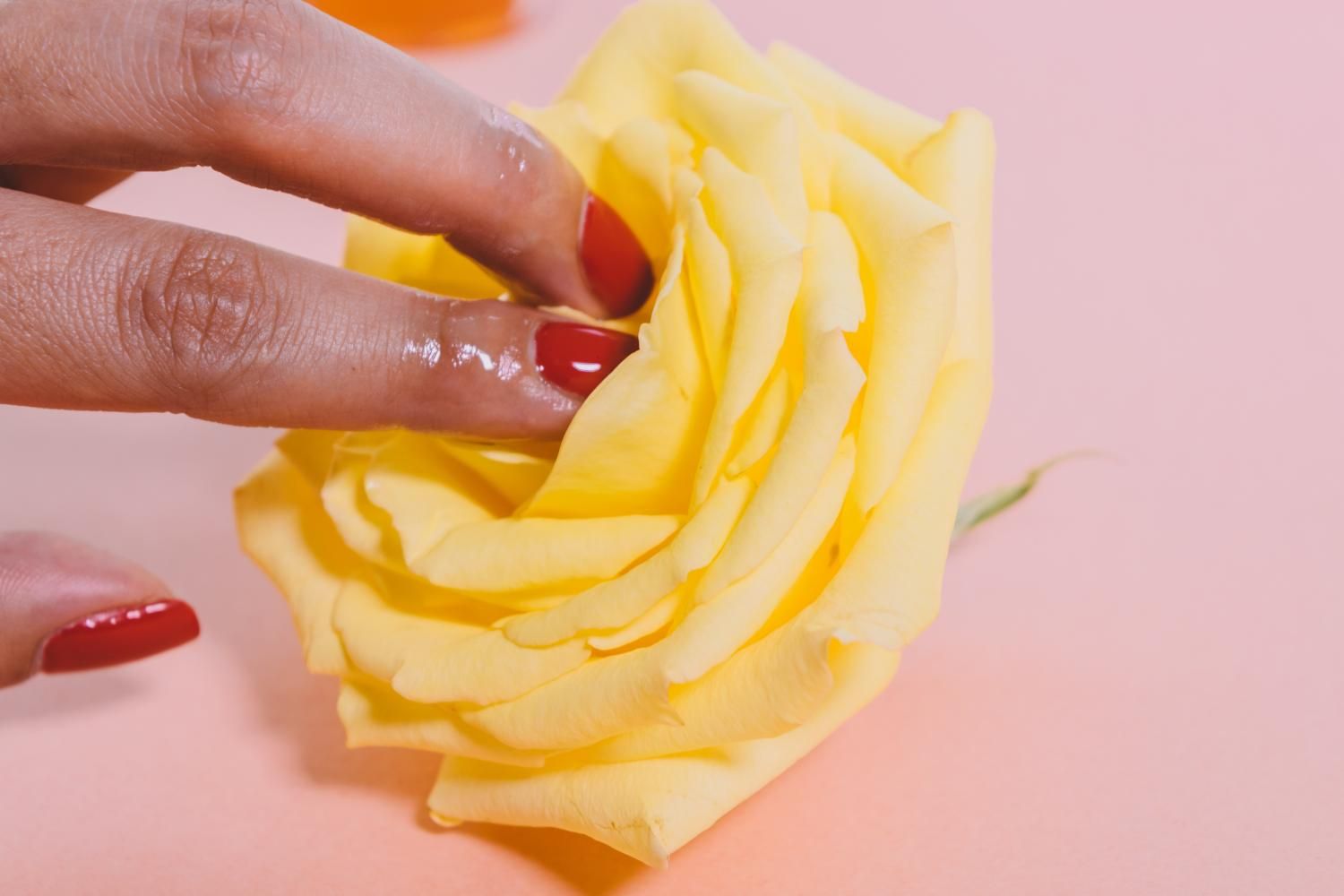 Mujer con dos dedos lubricados entrando en una rosa.